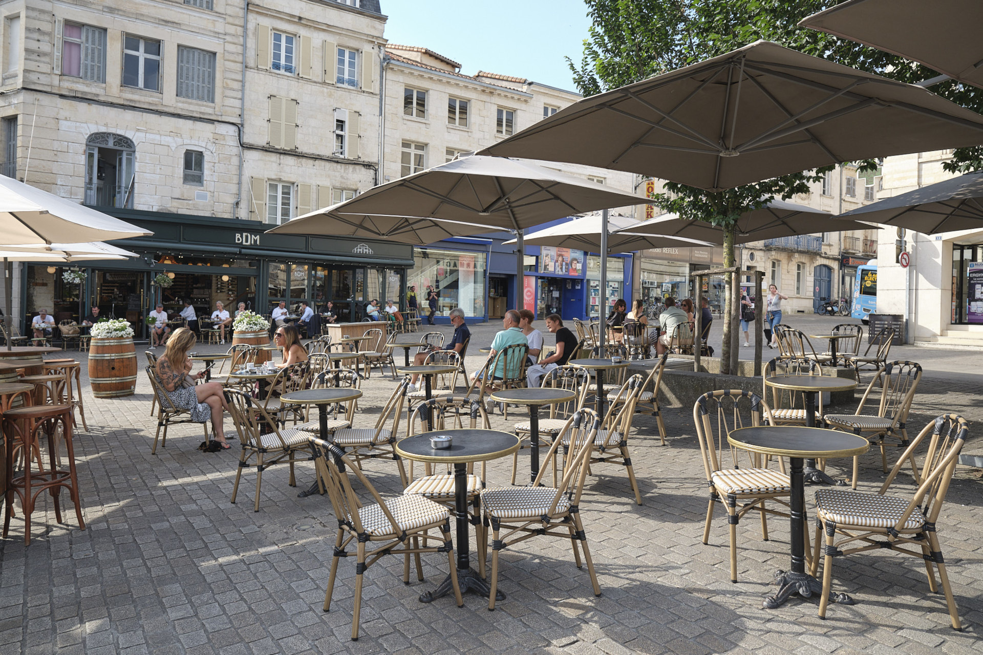 Grande terrasse face aux Halles