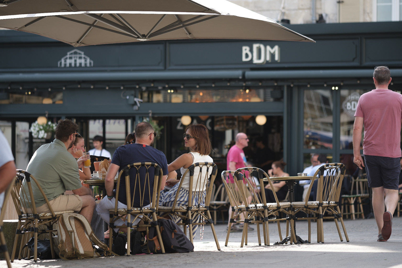 Terrasse du Bar du Marché face aux Halles de Niort au coucher du soleil